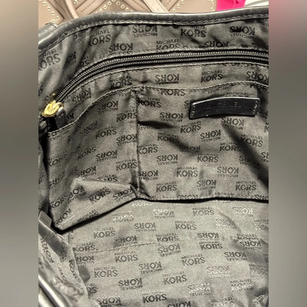 Micheal Kors Monogram Double Strap Handbag With Attached Gold Tone Lock Closure - Picture 13 of 13